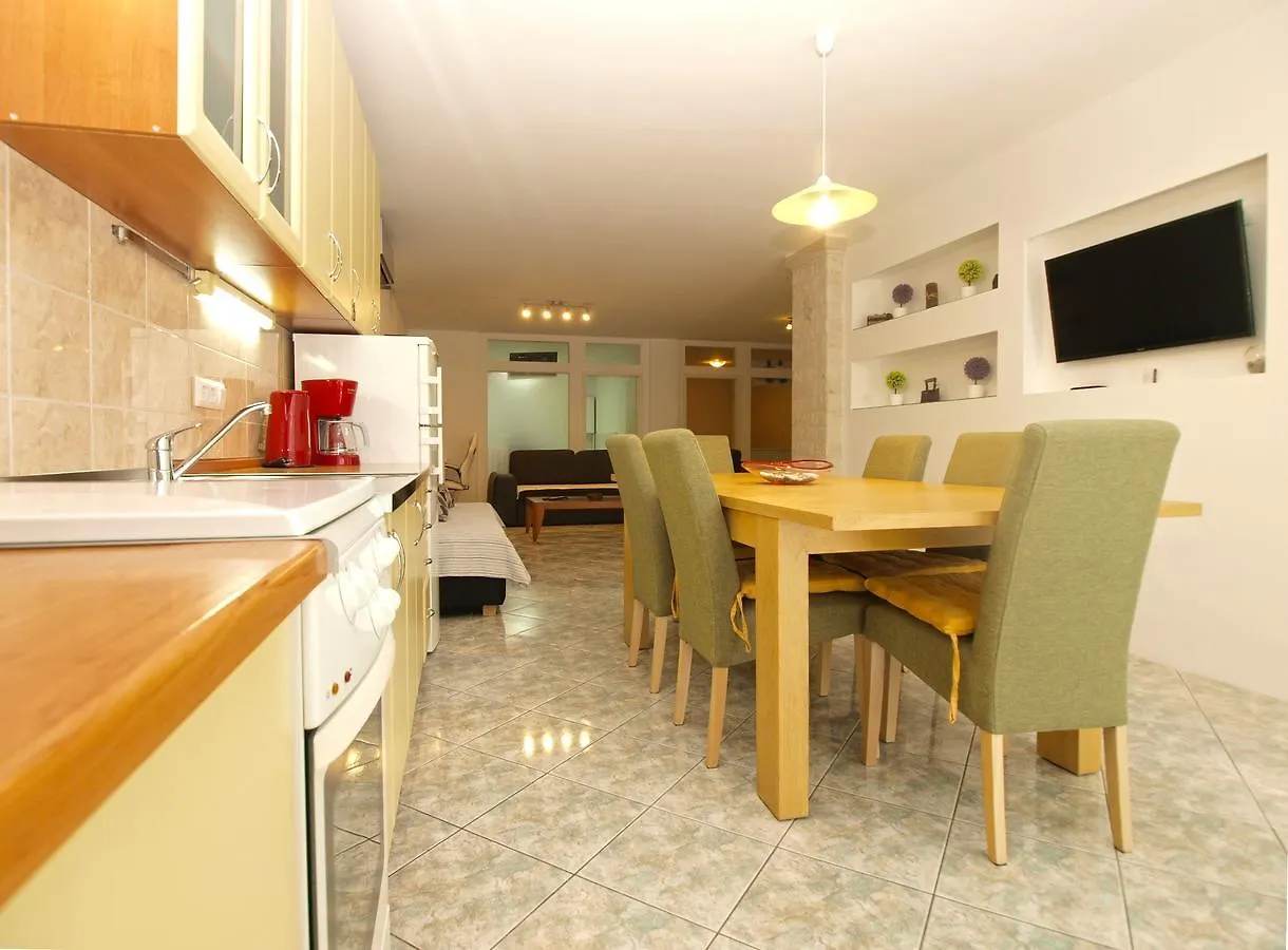 פולה Apartments Slavka 1155 0*,  קרואטיה